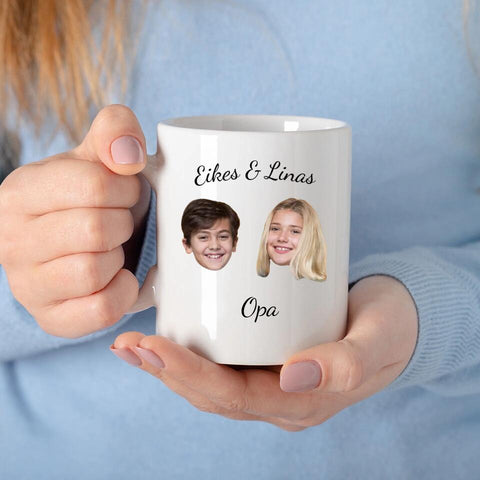 Geschenk Tasse für Opa, personalisiert mit Namen und Gesichtsfotos von zwei Enkeln