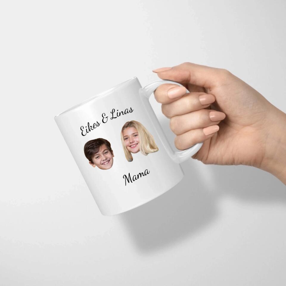 Tasse bedruckt mit Gesichtsfotos und Namen von zwei Kindern